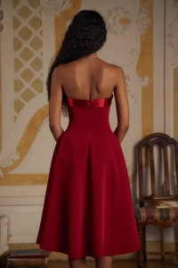Vue arrière de la robe de soirée rouge profond avec fermeture éclair invisible et coupe trapèze