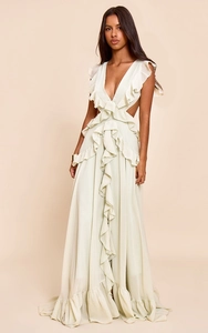 Detailansicht der Rüschen und Taillenausschnitte an einem salbeigrünen V-Abendkleid