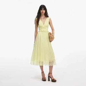 Détails de la robe mi-longue plissée à col en V avec ourlet en dentelle et volants à la taille