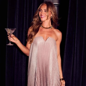 Robe Maxi Plissée Métallique Épaules Dénudées pour Femmes Dos Nu Col en V Ourlet Irrégulier Robe de Soirée Champagne