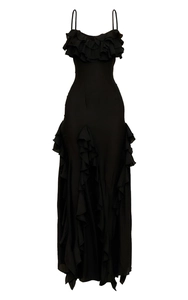 Détail d'une robe longue noire élégante avec col en V, volants et fines bretelles chic