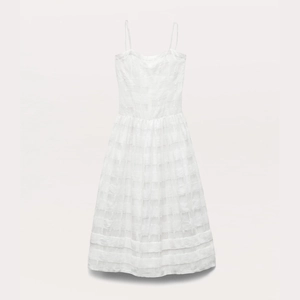 Robe longue blanche à fines bretelles avec texture à carreaux et coupe cintrée