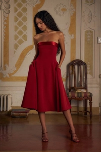 Détail d'une élégante robe trapèze bustier rouge foncé avec poches et finitions en satin