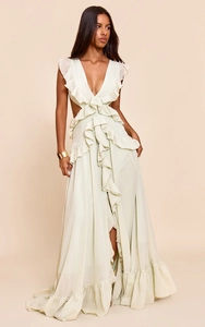 Detail eines mintgrünen Maxikleides mit tiefem V-Ausschnitt, Cut-Outs und Rüschendetails
