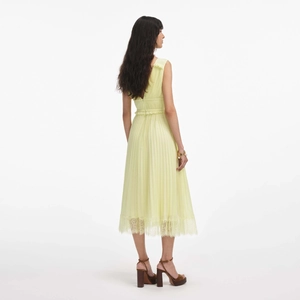 Vue de dos de la robe midi plissée jaune avec dos en V, volants et détails en dentelle