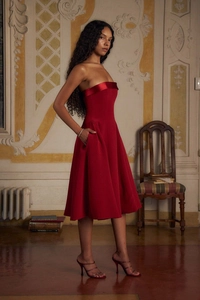 Détail de la robe bustier rouge avec liseré en satin et poches latérales invisibles