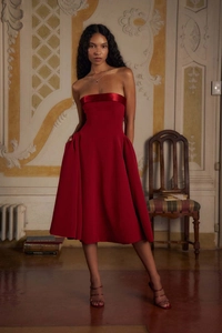 Vue détaillée d'une robe de soirée rouge bustier dos nu avec finitions en satin brillant