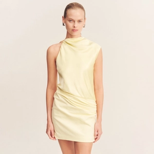 Robe mini élégante en satin jaune avec encolure asymétrique et détails drapés froncés