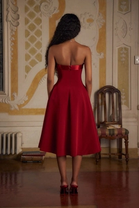 Détail de la robe rouge bustier avec coupe cintrée et fermeture éclair invisible au dos