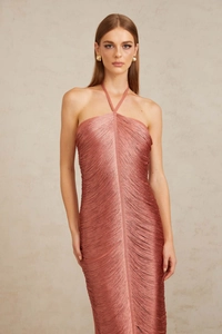 Détail de robe dos nu or rose avec sequins à franges et design élégant en forme de V