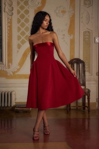 Détail de la robe de Noël rouge bustier ligne A avec garniture en satin et texture de tissu