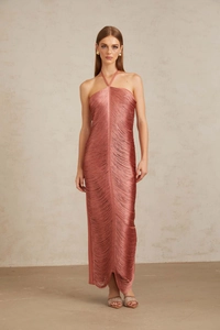 Détail de l'élégante robe longue dos nu avec franges denses et texture de couleur vieux rose