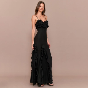 Robe de soirée noire élégante à col en V avec des volants et une silhouette longue