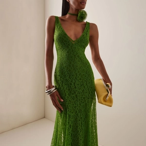 Robe longue élégante en dentelle vert émeraude avec col en V profond et tour de cou floral