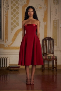 Détail de la robe bustier bordeaux avec bordure en satin et jupe évasée à plis