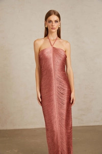 Détails des franges rose rose sur une élégante robe de soirée longue à licou