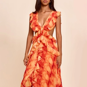 Elegantes Maxikleid mit V-Ausschnitt, Volants, Taillencut-Outs und orangefarbenem Marmorprint