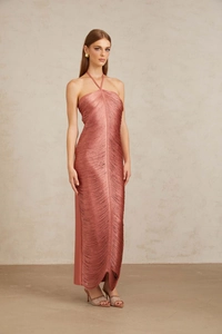 Détails de la robe de soirée licou pêche avec textures de franges et fente frontale