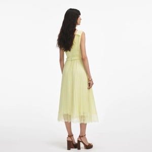 Vue arrière d'une élégante robe midi jaune pâle sans manches avec détails en dentelle