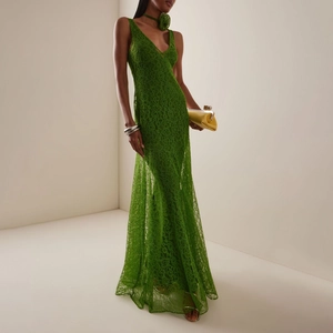 Robe longue élégante en dentelle vert émeraude avec décolleté en V et choker fleur 3D