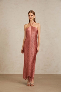 Détails de la robe de soirée rose poudré avec textures de franges et col licou chic