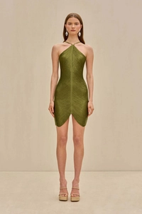 Vue de face d'une robe mini plissée dos nu vert olive avec ourlet asymétrique en V