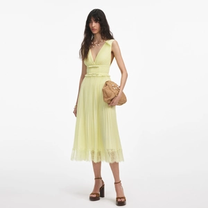Robe midi élégante jaune clair avec décolleté en V profond, jupe plissée et dentelle