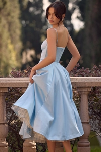 Détail du corsage en satin bleu clair avec structure baleinée et doublure en tulle