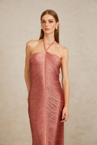 Détail d'une robe longue dos nu rose poudré avec franges et fermeture éclair au dos
