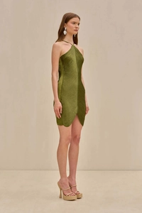 Détail de la mini robe vert herbe montrant des franges denses et un design dos nu