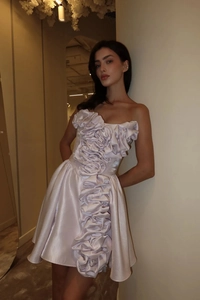 Gros plan sur les fleurs 3D plissées d'une mini robe bustier en satin coupe ajustée