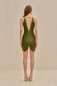 Détail de mini-robe dos nu vert foncé avec texture à franges et décolleté en V profond