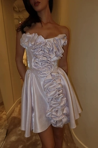 Vue détaillée de la fleur 3D faite à la main sur la robe en satin violet clair