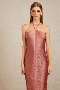 Détails de la robe de soirée licou rose avec franges délicates et texture en chevrons chic