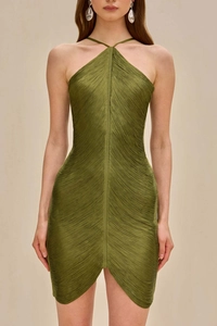 Détail d'une robe dos nu vert olive avec plis soleil et ourlet asymétrique élégant