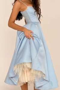 Gros plan de la robe en satin bleu clair montrant la dentelle et les couches de tulle blanc
