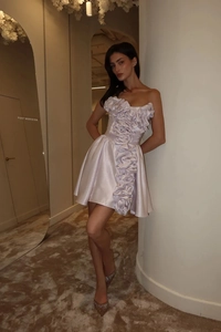 Détail de robe mini bustier lilas avec fleurs 3D et finition métallique scintillante