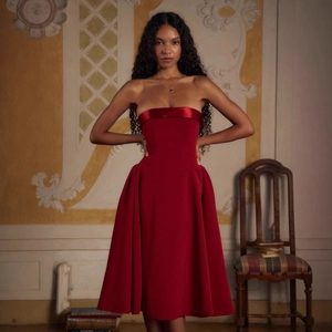 Robe midi bustier bordeaux dos nu avec jupe évasée élégante pour les soirées formelles