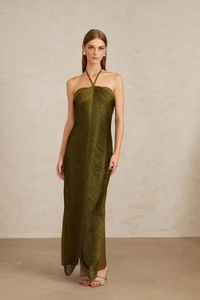 Détail de la robe maxi licou vert olive avec franges et fermeture éclair au dos