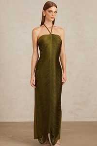 Détail de la robe licou vert olive avec texture à franges en V sophistiquée