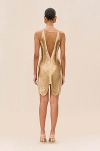 Détail de la robe dorée à franges montrant les fines bretelles et le dos nu plongeant en V
