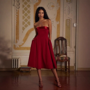 Robe de bal élégante rouge foncé sans bretelles avec bordure en satin et jupe trapèze