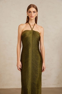 Détail de la robe licou vert olive avec texture de franges scintillantes et glands