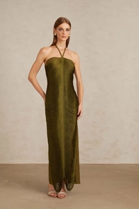 Détail de la robe maxi licou vert olive avec texture à franges multicouches