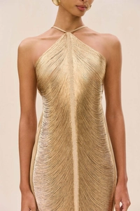 Détail de la robe dos nu champagne doré avec textures plissées élégantes et fines