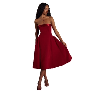 Robe de soirée de Noël évasée bustier dos nu élégante avec détails en satin rouge