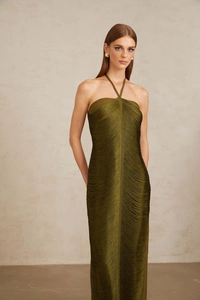 Détail d'une robe dos nu vert foncé élégante avec des franges denses et des couches texturées