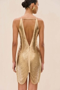 Détail du dos avec col en V profond et franges dorées champagne sur la robe de soirée