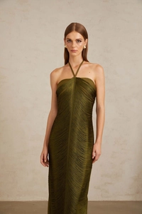Détail de la robe dos nu vert olive présentant une texture de franges verticales