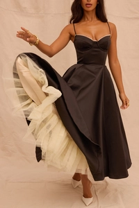 Détail d'une robe de soirée noire montrant le jupon multicouche en tulle crème soyeux